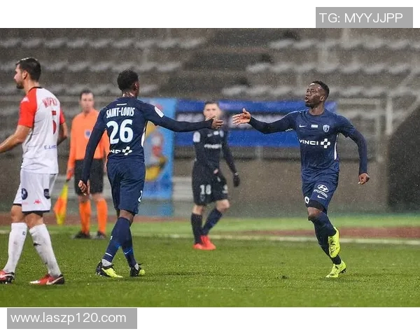 利兹联主场迎战曼城展现英超激烈对抗与精彩瞬间